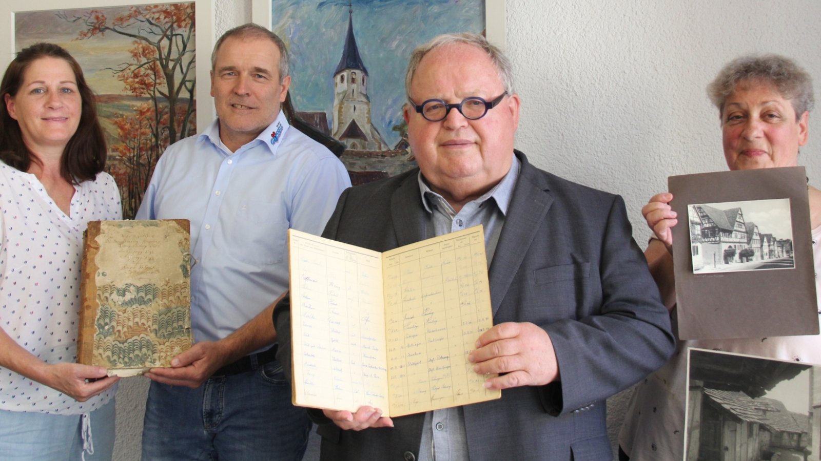 Liefern historische Unterlagen aus Lienzingen (von links): Martina und Hans Geißler. Darüber freuen sich Bürgermeister-Stellvertreter Günter Bächle und Stadtarchivarin Marlis Lippik. Foto: Kauer