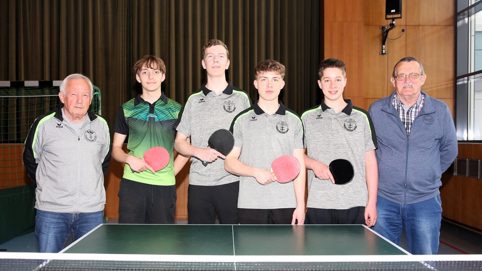 Tischtennis, Jungen U19, TSV Hochdorf ist Meister der Bezirksklasse West, Saison 2023/2024, von links Trainer Fritz Kasper, Maximilian Schmolke, Paul Gustmann, Nick Schönfelder, Samuel Waldbauer, Betreuer Wolfgang Dettinger