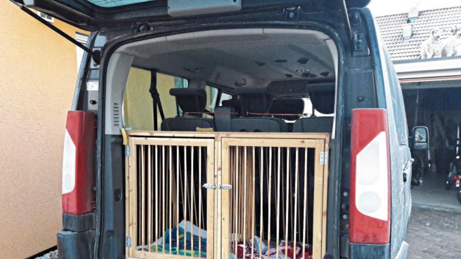 Über diese passgenauen Hundeboxen, von Opa gebaut, freut sich Familie Wernstedt aus Aurich. Wäre ja vielleicht ein Tipp für ein Weihnachtsgeschenk. Foto: Rücker