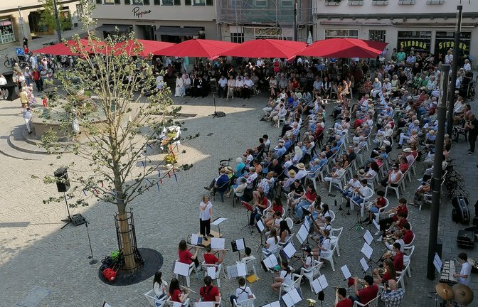 Mit einem ökumenischen Gottesdienst, begleitet von der Jugendblaskapelle des Musikvereins, wird die Umgestaltung des Marktplatzes gefeiert.  <span class='image-autor'>Fotos: Banholzer</span>
