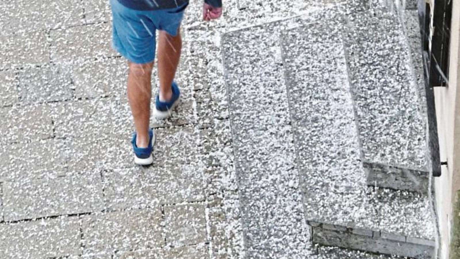 Hier lässt sich jemand in Vaihingen seine Sommerlaune beim gestrigen Hagel offenkundig nicht verderben. Foto: Romanowski Hier lässt sich jemand in Vaihingen seine Sommerlaune beim gestrigen Hagel offenkundig nicht verderben. Foto: Romanowski