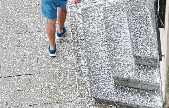 Hier lässt sich jemand in Vaihingen seine Sommerlaune beim gestrigen Hagel offenkundig nicht verderben.  Foto: Romanowski