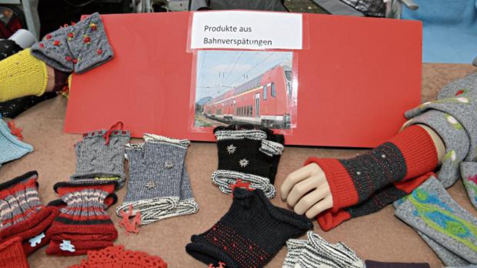 Die Zeit des unplanmäßigen Wartens auf Züge kann hier mit der Anzahl von Maschen gemessen werden: „Produkte aus Bahnverspätungen“ – die gab es beim Kleinglattbacher Weihnachtsmarkt. Mehr dazu auf Seite 11.  Foto: Rücker