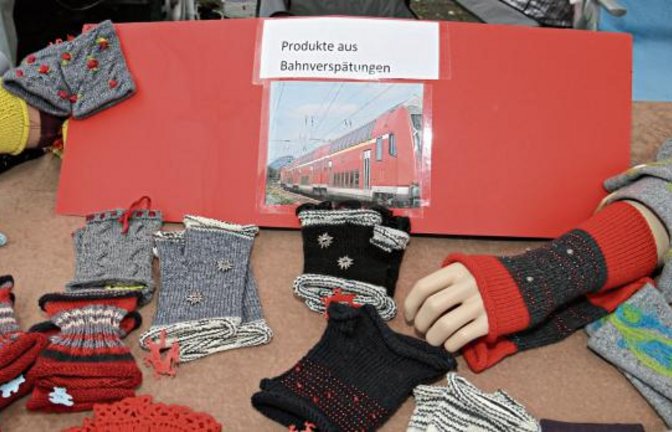 Die Zeit des unplanmäßigen Wartens auf Züge kann hier mit der Anzahl von Maschen gemessen werden: „Produkte aus Bahnverspätungen“ – die gab es beim Kleinglattbacher Weihnachtsmarkt. Mehr dazu auf Seite 11.  Foto: Rücker