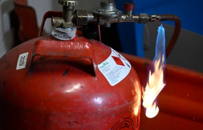 Defekte Gasflaschen können schnell Feuer fangen. (Symbolbild)<span class='image-autor'>Roberto Pfeil/dpa</span>
