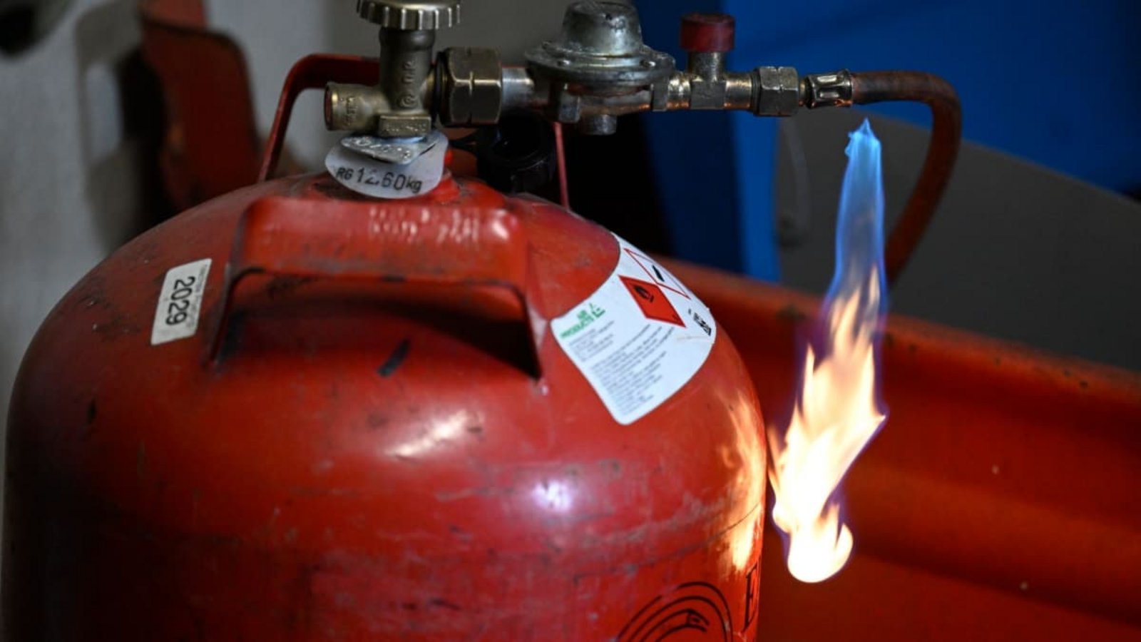 Defekte Gasflaschen können schnell Feuer fangen. (Symbolbild)Roberto Pfeil/dpa Defekte Gasflaschen können schnell Feuer fangen. (Symbolbild)Roberto Pfeil/dpa