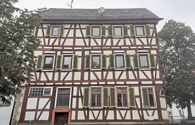 Das Gebäude in der Hauptstraße 38 in Oberriexingen ziert eine schöne Fachwerkfasssade. Es ist allerdings innen deutlich in die Jahre gekommen und steht leer.  Foto: Glemser