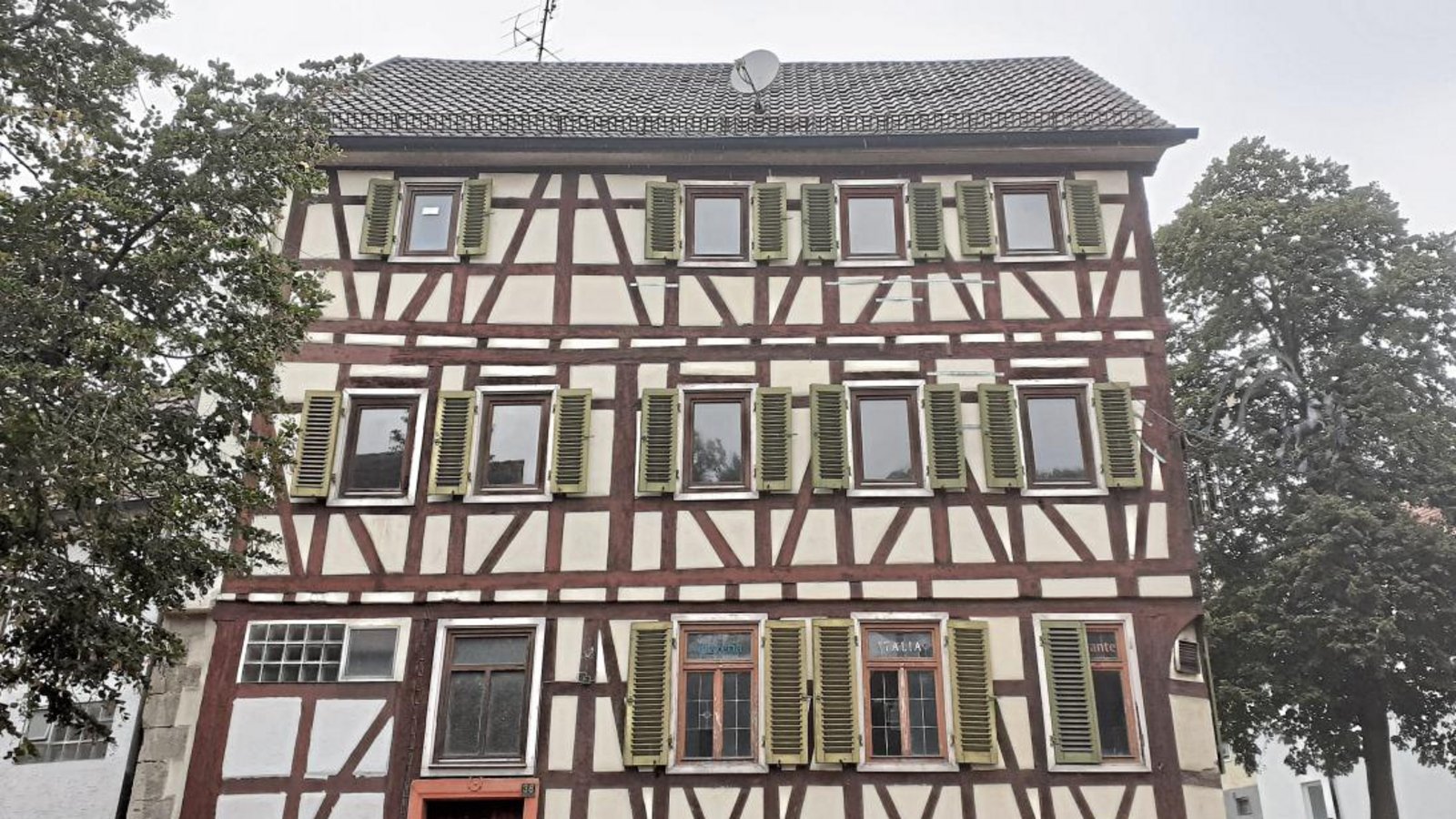 Das Gebäude in der Hauptstraße 38 in Oberriexingen ziert eine schöne Fachwerkfasssade. Es ist allerdings innen deutlich in die Jahre gekommen und steht leer. Foto: Glemser Das Gebäude in der Hauptstraße 38 in Oberriexingen ziert eine schöne Fachwerkfasssade. Es ist allerdings innen deutlich in die Jahre gekommen und steht leer. Foto: Glemser