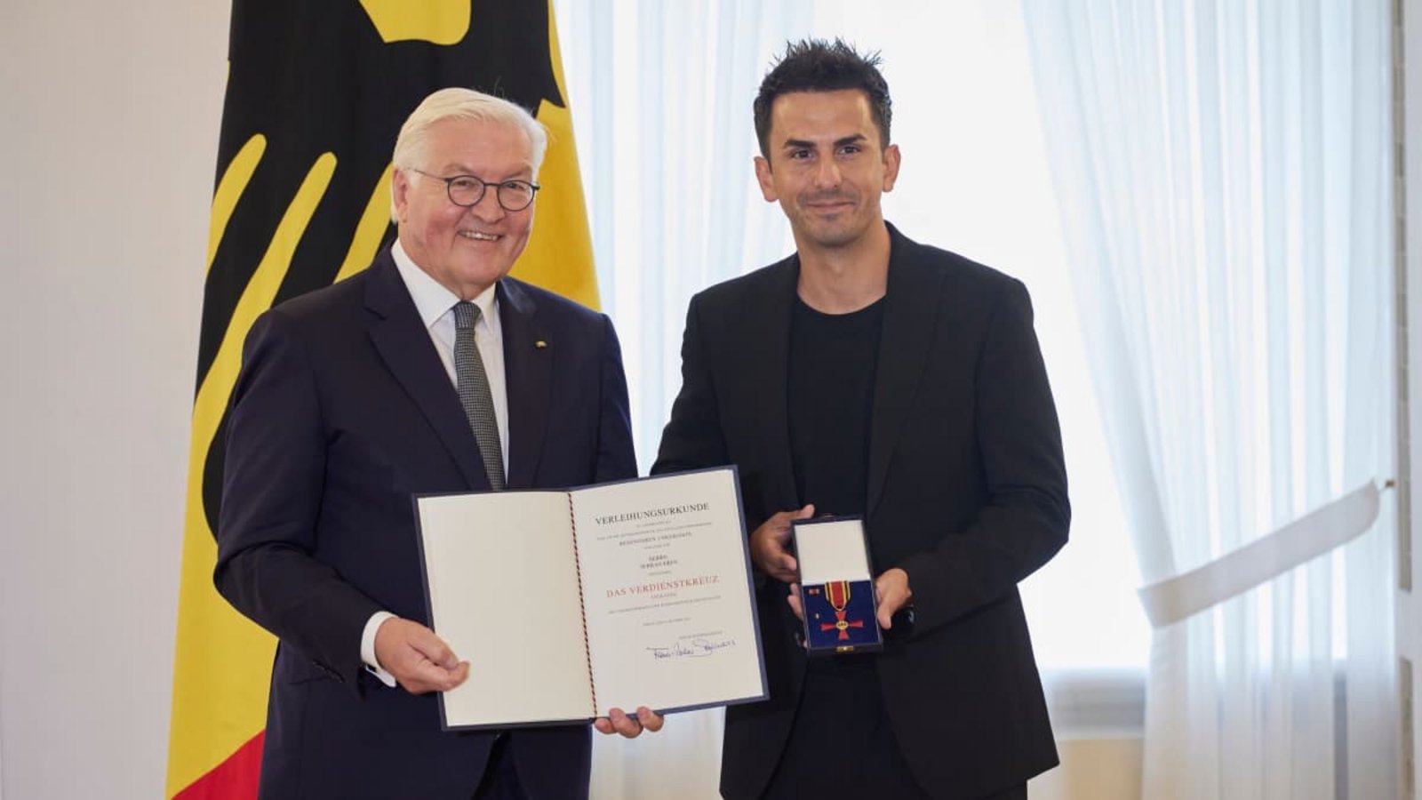Serkan Eren (rechts) 2023 mit Bundespräsident Frank-Walter Steinmeier: damals mit dem Bundesverdienstkreuz ausgezeichnet, heute zu zehn Jahren Haft im Iran verurteilt. Das Auswärtige Amt fühlt sichJoerg Carstensen/dpa Serkan Eren (rechts) 2023 mit Bundespräsident Frank-Walter Steinmeier: damals mit dem Bundesverdienstkreuz ausgezeichnet, heute zu zehn Jahren Haft im Iran verurteilt. Das Auswärtige Amt fühlt sichJoerg Carstensen/dpa