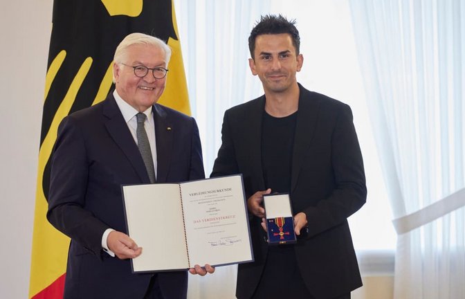 Serkan Eren (rechts) 2023 mit Bundespräsident Frank-Walter Steinmeier: damals mit dem Bundesverdienstkreuz ausgezeichnet, heute zu zehn Jahren Haft im Iran verurteilt. Das Auswärtige Amt fühlt sich<span class='image-autor'>Joerg Carstensen/dpa</span>