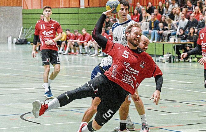 Matthias Schwarz (rechts) hängt seine Handballschuhe an den Nagel, bleibt aber Sportlicher Leiter des HC Metter-Enz. Foto: Leitner