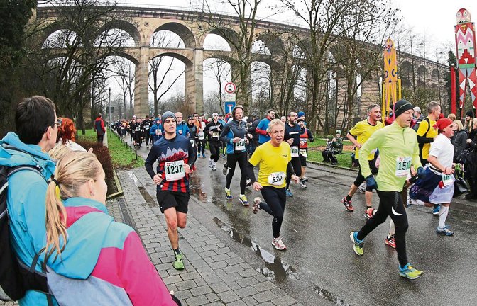 Das Viadukt als Wahrzeichen von Bietigheim-Bissingen dient auch beim Silvesterlauf als Kulisse und zugleich Orientierungspunkt. Wer es einmal durchlaufen hat, darf in der nächsten Runde in den Zieleinlauf abbiegen. Fotos: Küppers