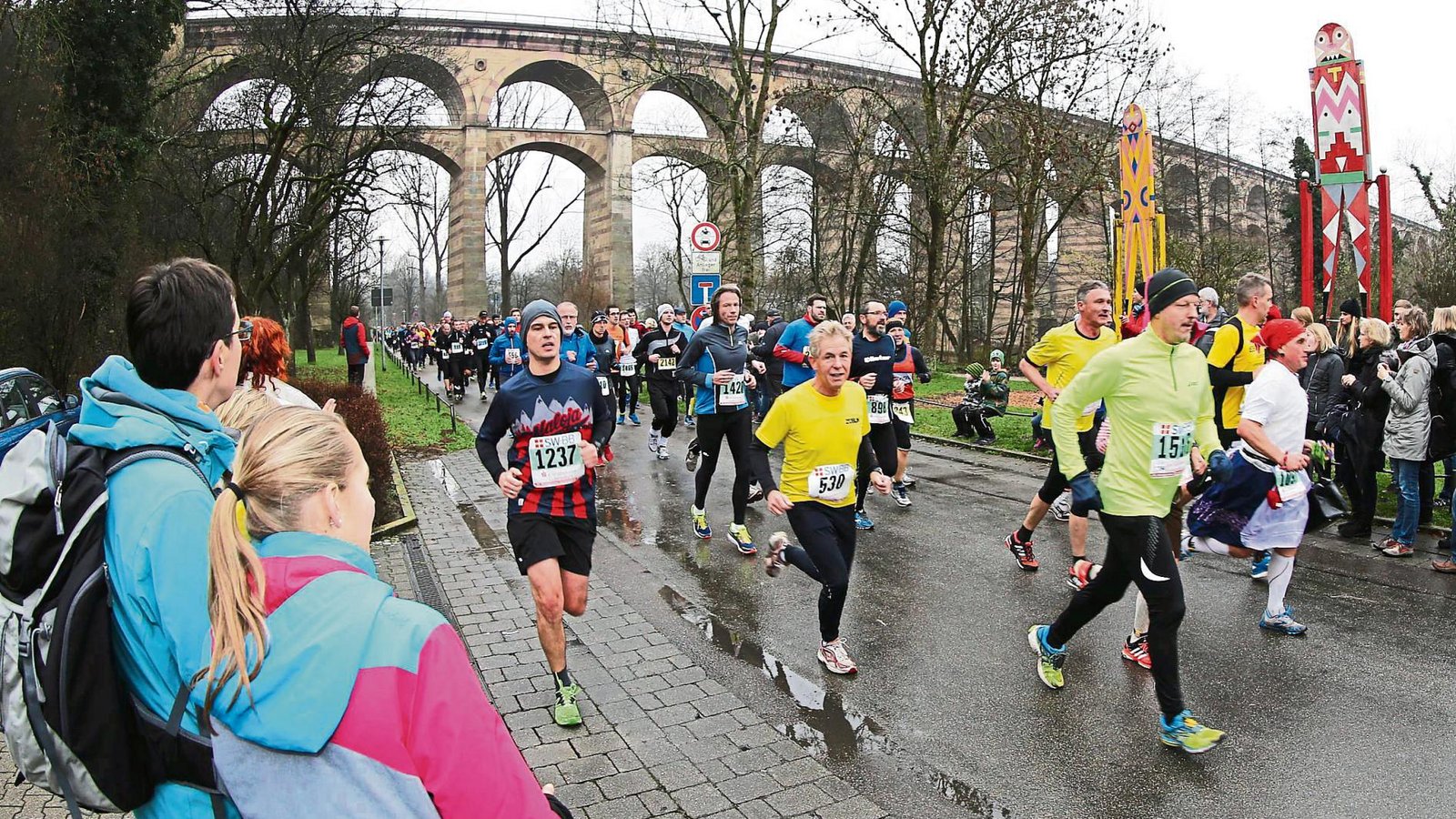 Das Viadukt als Wahrzeichen von Bietigheim-Bissingen dient auch beim Silvesterlauf als Kulisse und zugleich Orientierungspunkt. Wer es einmal durchlaufen hat, darf in der nächsten Runde in den Zieleinlauf abbiegen. Fotos: Küppers