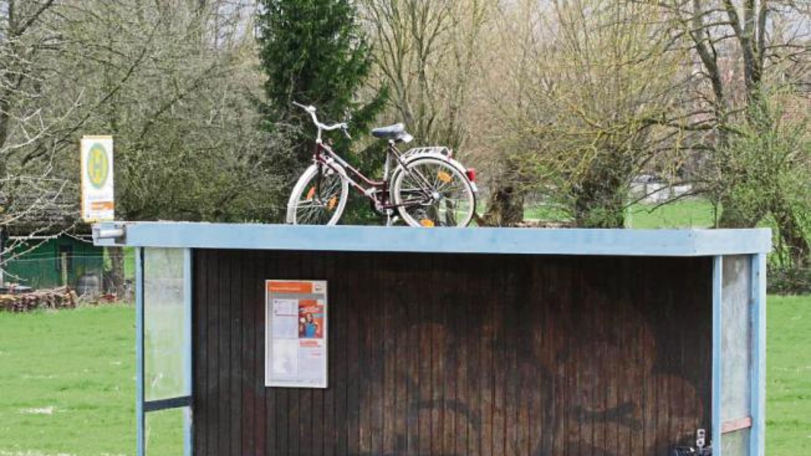 In Horrheim werden die Parkplätze für Fahrräder knapp. Wir improvisieren. Entdeckt von Andreas Arning. In Horrheim werden die Parkplätze für Fahrräder knapp. Wir improvisieren. Entdeckt von Andreas Arning.