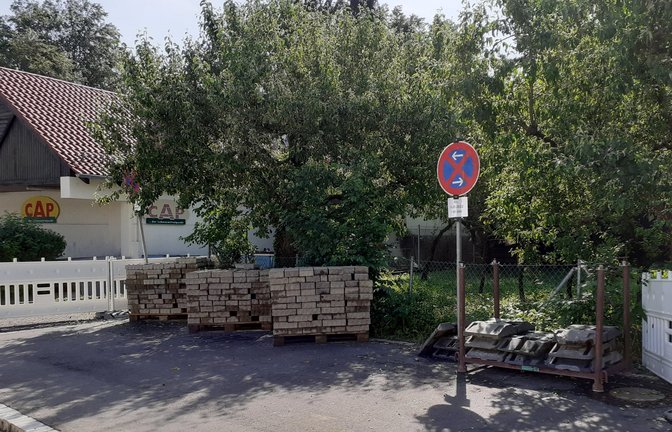 Auf einer Grünfläche an der Ecke der Tal- mit der Reichstraße in der Sersheimer Ortsmitte soll nach dem Willen des Gemeinderates vorübergehend bezahlbarer Wohnraum geschaffen werden.  <span class='image-autor'>Foto: Glemser</span>