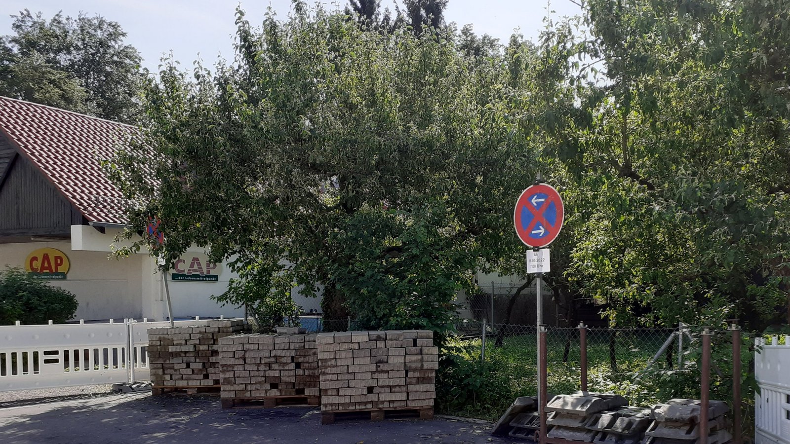 Auf einer Grünfläche an der Ecke der Tal- mit der Reichstraße in der Sersheimer Ortsmitte soll nach dem Willen des Gemeinderates vorübergehend bezahlbarer Wohnraum geschaffen werden.  Foto: Glemser