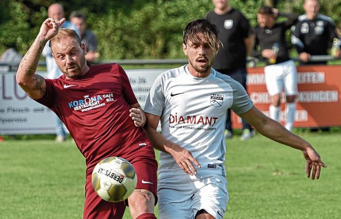 Marino Tricarico (lins) – hier in der Hinrunde im Zweikampf mit Riets Emanuel Isaia – hängt seine Kickstiefel an den Nagel und konzentriert sich auf die Aufgabe als Interimstrainer.  Foto: Leitner