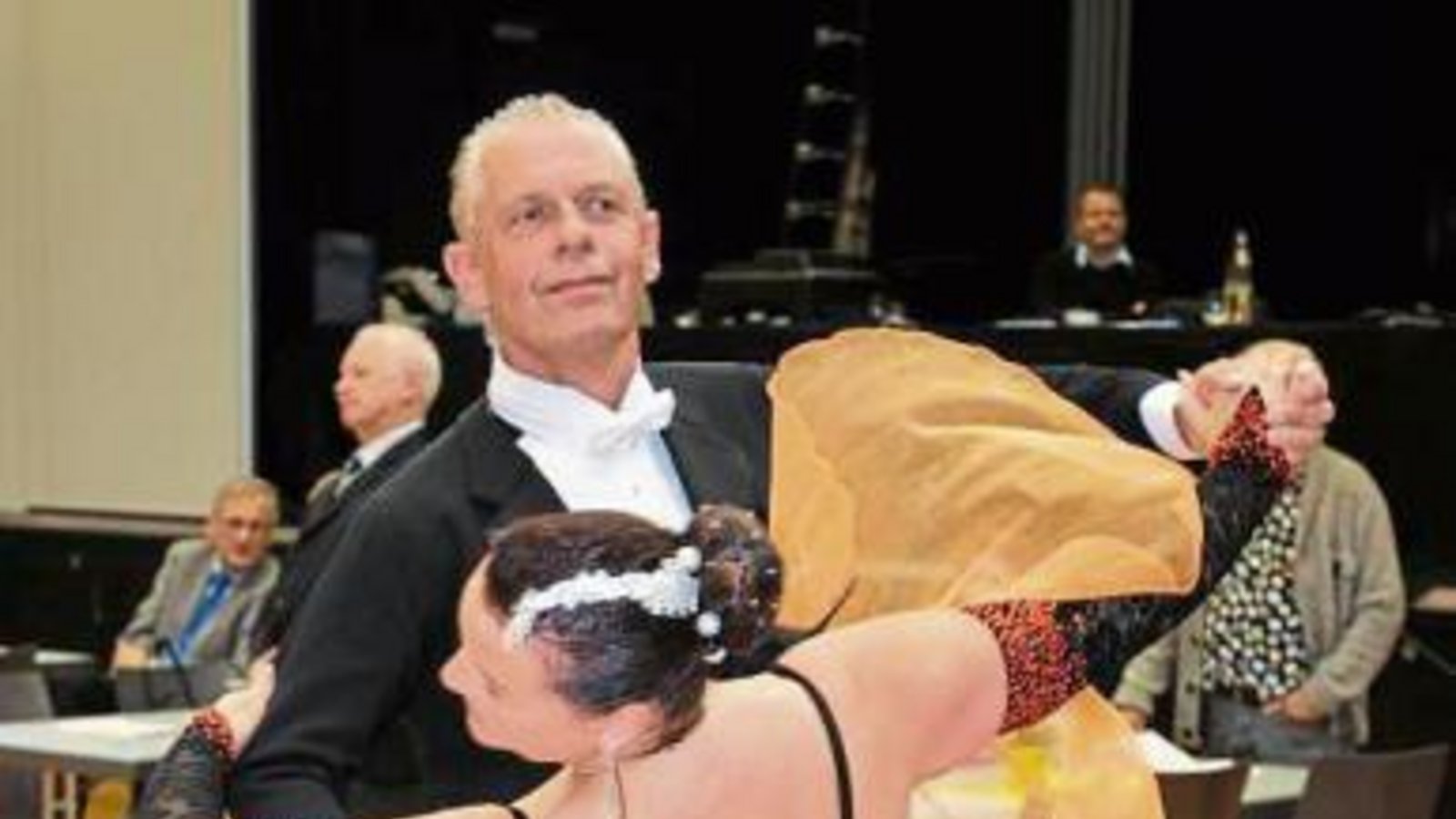 Klaus und Heike Weber haben den Aufstieg in die A-Klasse, die zweithöchste Klasse im Turniertanz, geschafft. Foto: privat Klaus und Heike Weber haben den Aufstieg in die A-Klasse, die zweithöchste Klasse im Turniertanz, geschafft. Foto: privat