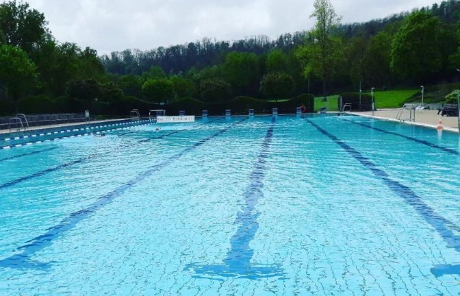 An alle Wasserratten: Aufgrund von krankheitsbedingten personellen Engpässen gelten derzeit eingeschränkte Öffnungszeiten für das Vaihinger Freibad, ist auf der Homepage des Enztalsbads zu erfahren. So wird für heute und morgen die Öffnungszeit mit 11 bis 17 Uhr angegeben, am Montag und Dienstag bleibt das Bad geschlossen, alles Weitere wird auf der Homepage bekanntgegeben unter https://www.vaihingen.de/freizeit-erlebnis/enztalbad/willkommen-im-enztalbad. <span class='image-autor'>Foto: Rücker</span>