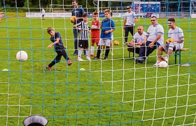 Mit modernster Technik wurde ermittelt, auf welche Geschwindigkeit die Nachwuchsfußballer das Spielgerät beschleunigten. Foto: Simecek
