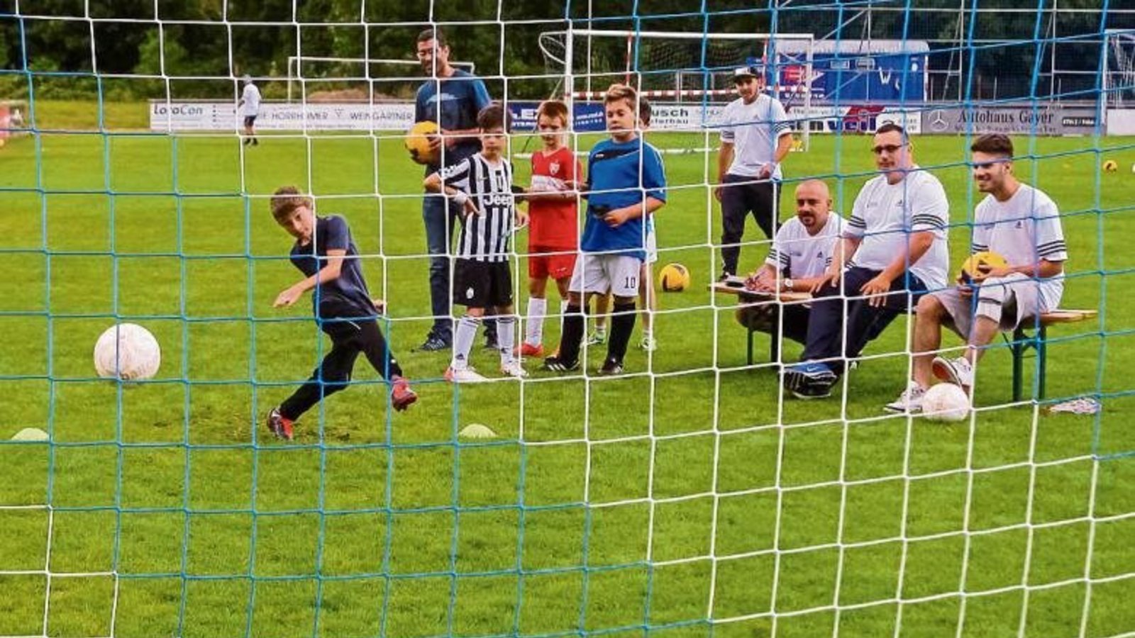 Mit modernster Technik wurde ermittelt, auf welche Geschwindigkeit die Nachwuchsfußballer das Spielgerät beschleunigten. Foto: Simecek Mit modernster Technik wurde ermittelt, auf welche Geschwindigkeit die Nachwuchsfußballer das Spielgerät beschleunigten. Foto: Simecek