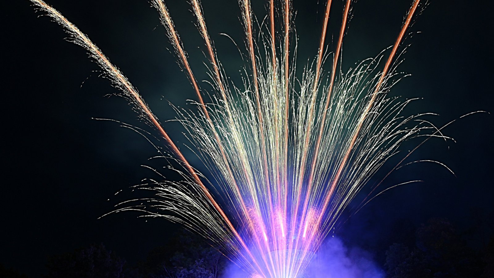 Trotz Trockenheit fand am Samstagabend das Feuerwerk an der Emichsburg im Blühenden Barock in Ludwigsburg statt – ohne Zwischenfälle.  Foto: Kuhnle