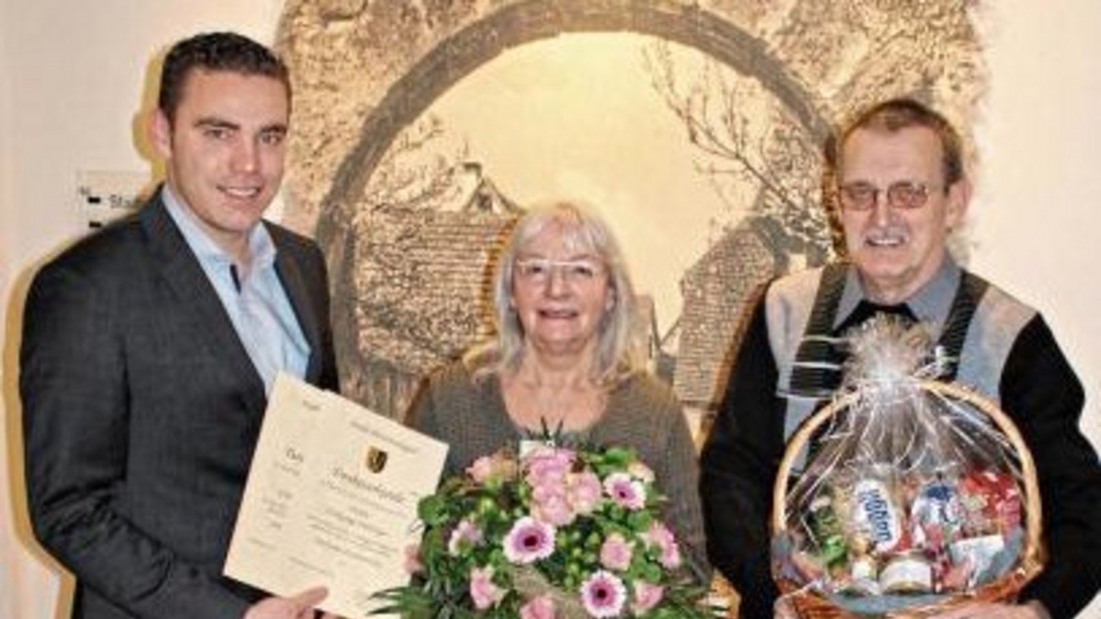 Frank Wittendorfer ehrt Gisa Barner-Heiduck und Wolfgang Dettinger (von links). Foto: p Frank Wittendorfer ehrt Gisa Barner-Heiduck und Wolfgang Dettinger (von links). Foto: p