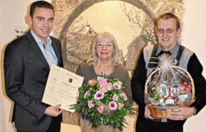 Frank Wittendorfer ehrt Gisa Barner-Heiduck und Wolfgang Dettinger (von links). Foto: p