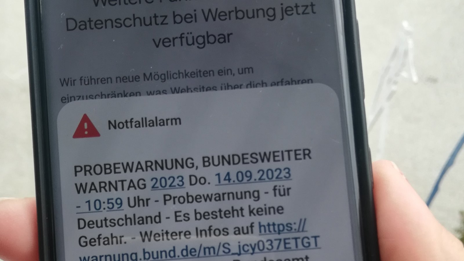 Wer gestern um 11 Uhr noch nicht wach war, war es spätestens dann. In der VKZ-Redaktion schlugen zum bundesweiten Warntag alle Smartphones Alarm. „Bei mir hat es auch geklappt und am Feuerbacher Bahnhof ging gefühlt jedes Handy los“, meldet uns ein Leser der VKZ-Facebookseite. Bei manch einem blieb es aber auch still. Foto: Müller Wer gestern um 11 Uhr noch nicht wach war, war es spätestens dann. In der VKZ-Redaktion schlugen zum bundesweiten Warntag alle Smartphones Alarm. „Bei mir hat es auch geklappt und am Feuerbacher Bahnhof ging gefühlt jedes Handy los“, meldet uns ein Leser der VKZ-Facebookseite. Bei manch einem blieb es aber auch still. Foto: Müller