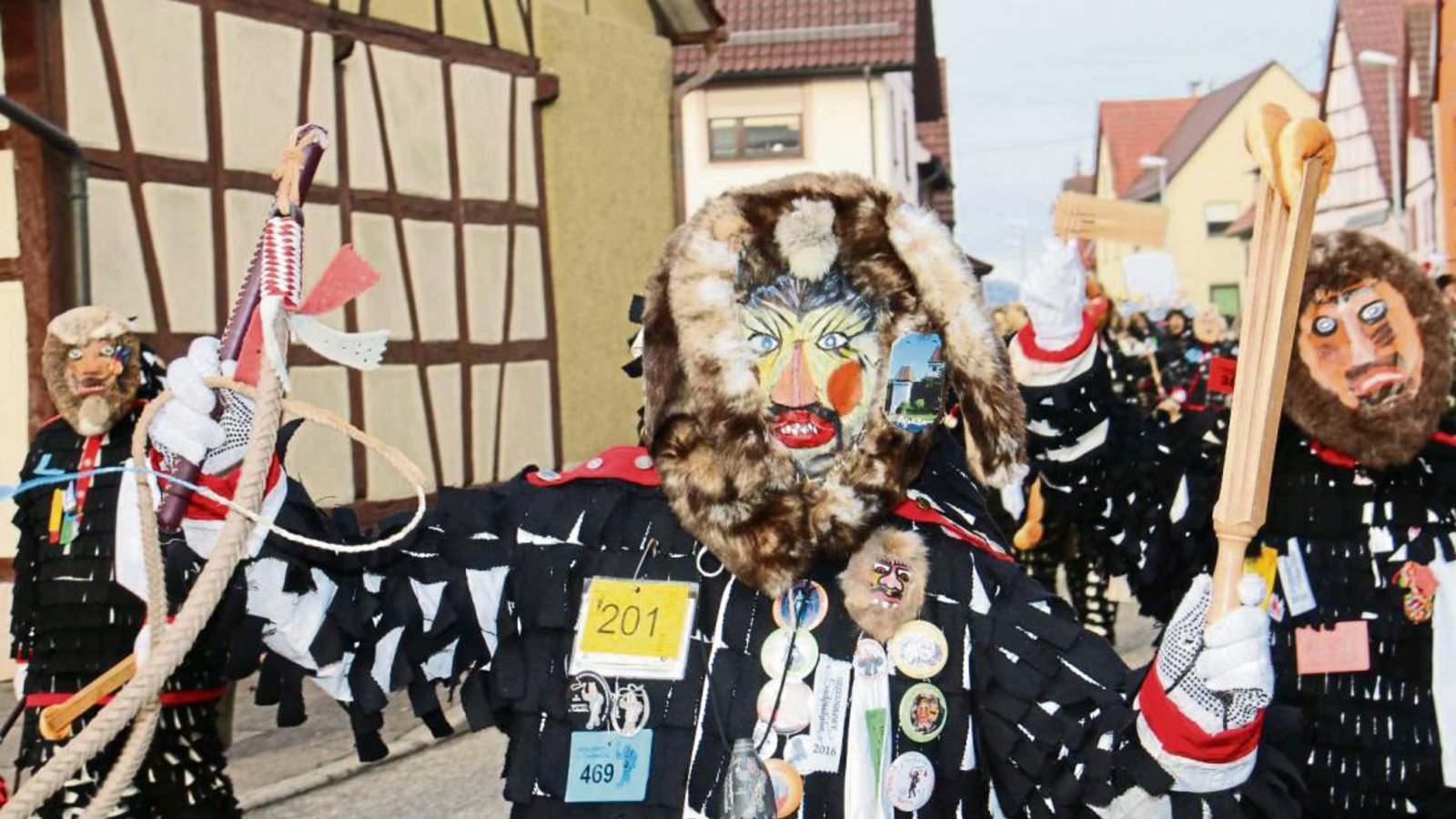 Ein Urzel mit Peitsche in der rechten und Krapfen in der linken Hand. Fotos: Rücker Ein Urzel mit Peitsche in der rechten und Krapfen in der linken Hand. Fotos: Rücker