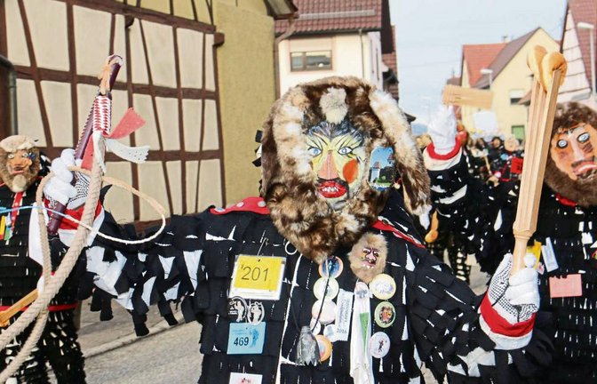 Ein Urzel mit Peitsche in der rechten und Krapfen in der linken Hand.  Fotos: Rücker