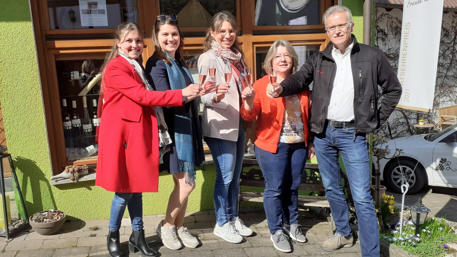 Die Deutsche Weinkönigin Sina Erdrich (von links) stößt mit Weinprinzessin Saskia Teucke und der Württembergischen Weinkönigin Tamara Elbl sowie dem Winzerehepaar Silvia und Dietmar Ott in Hohenhaslach an.  Foto: Glemser