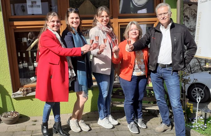Die Deutsche Weinkönigin Sina Erdrich (von links) stößt mit Weinprinzessin Saskia Teucke und der Württembergischen Weinkönigin Tamara Elbl sowie dem Winzerehepaar Silvia und Dietmar Ott in Hohenhaslach an.  <span class='image-autor'>Foto: Glemser</span>
