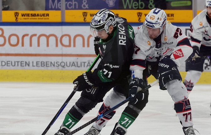 Durchsetzungsstark und immer ein paar Sekunden schneller war Bastian Eckl (links) mit den Bietigheim Steelers gegen die Ravensburg Towerstars. <span class='image-autor'>Foto: Baumann</span>