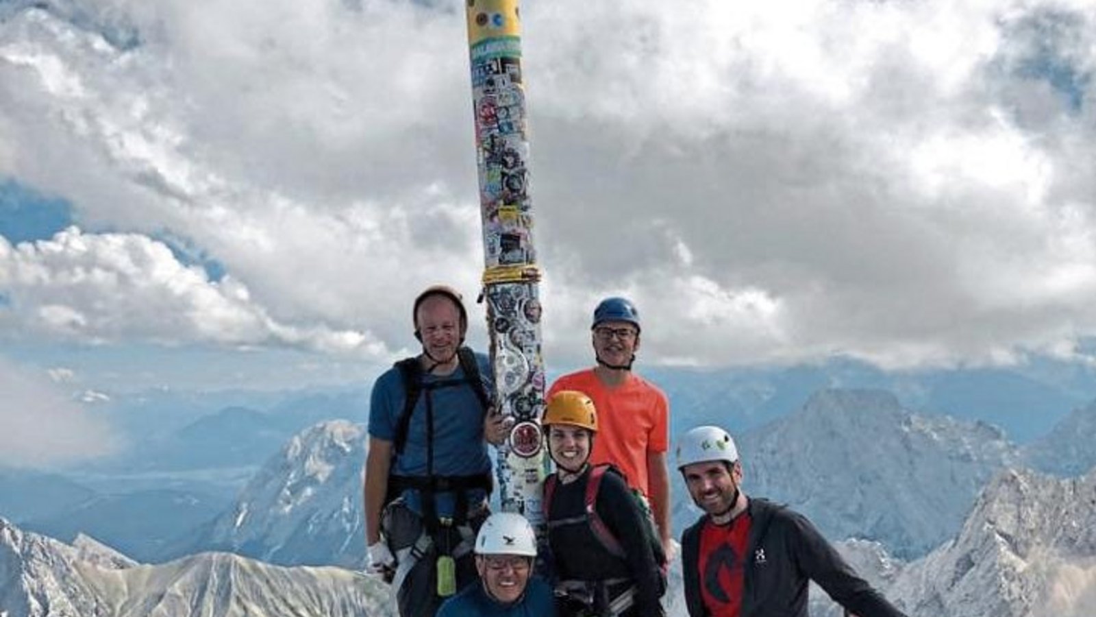 Diese Gruppe genießt die gute Aussicht vom Gipfelkreuz. Foto: p Diese Gruppe genießt die gute Aussicht vom Gipfelkreuz. Foto: p
