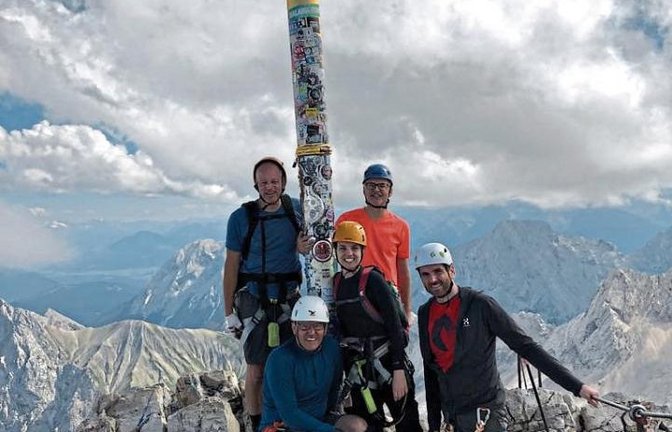 Diese Gruppe genießt die gute Aussicht vom Gipfelkreuz.  Foto: p