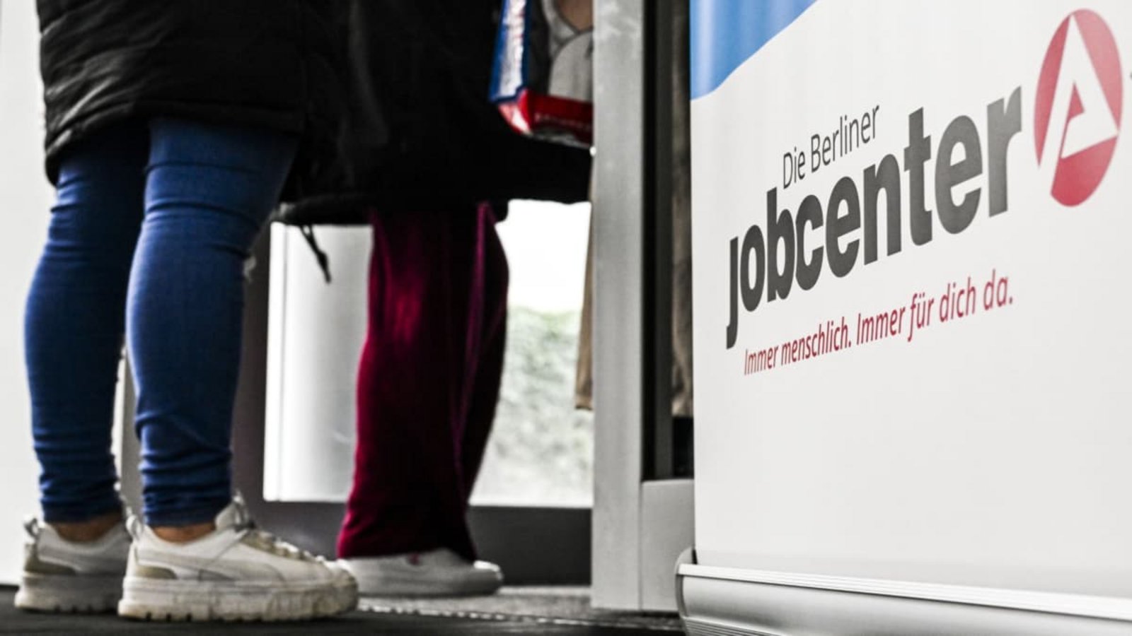 Der Wechsel vom Bürgergeld auf Grundsicherungsgeld: Die Kunden merken noch nicht so viel, aber die Mitarbeitenden im Jobcenter schon.dpa Der Wechsel vom Bürgergeld auf Grundsicherungsgeld: Die Kunden merken noch nicht so viel, aber die Mitarbeitenden im Jobcenter schon.dpa