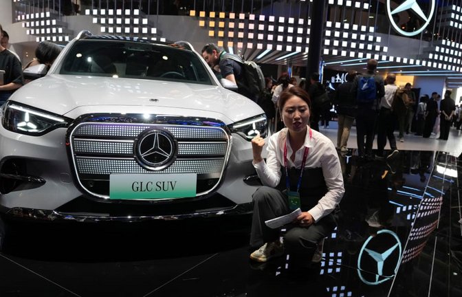 Auf der internationalen Automesse in China präsentierte Mercedes den neuen GLC SUV. Chinas Markt ist wegen seiner Größe für die deutschen Autohersteller sehr wichtig - zugleich ist die Konkurrenz durch heimische Hersteller extrem groß.<span class='image-autor'>Ng Han Guan/AP/dpa</span>
