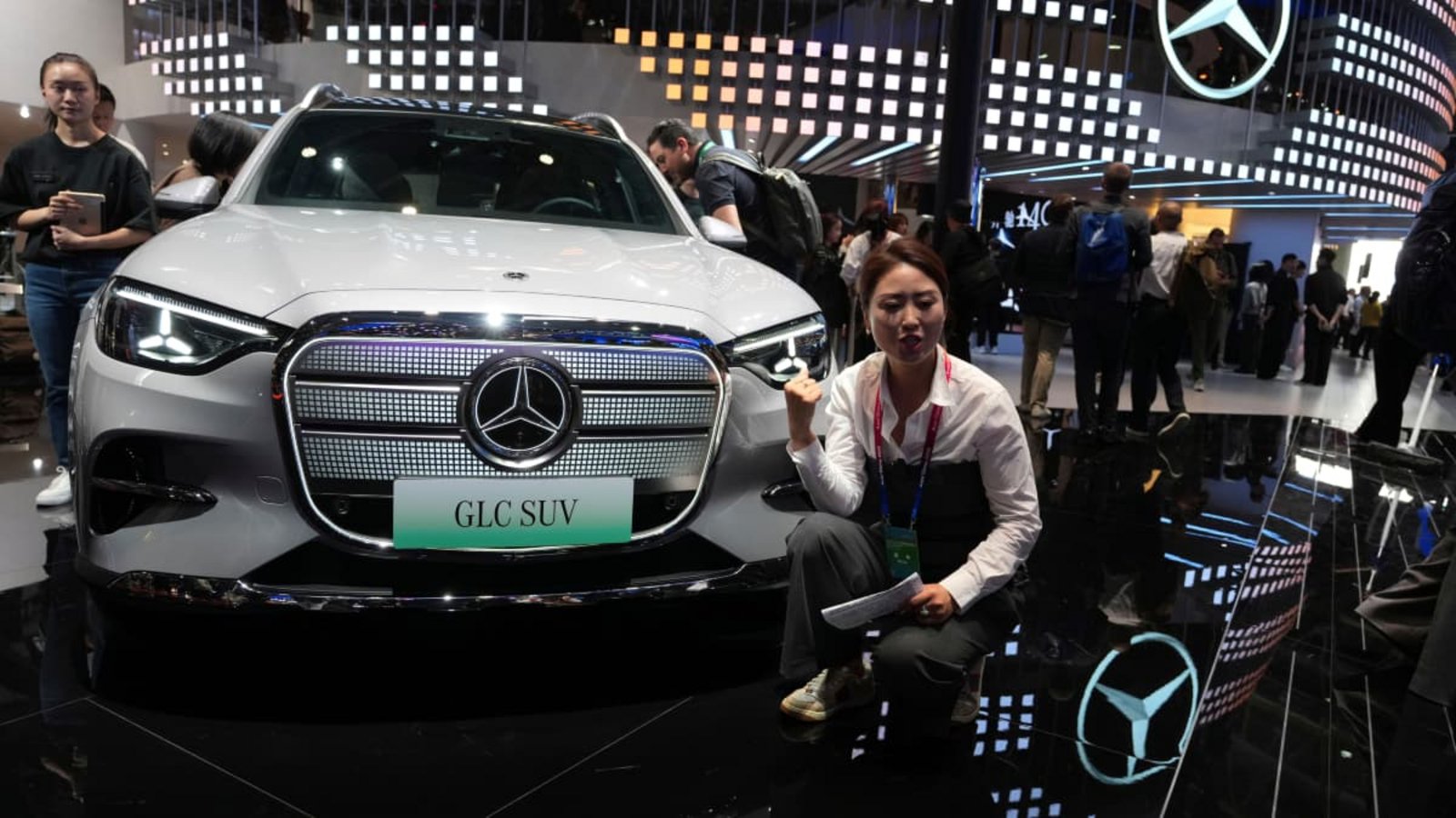 Auf der internationalen Automesse in China präsentierte Mercedes den neuen GLC SUV. Chinas Markt ist wegen seiner Größe für die deutschen Autohersteller sehr wichtig - zugleich ist die Konkurrenz durch heimische Hersteller extrem groß.Ng Han Guan/AP/dpa