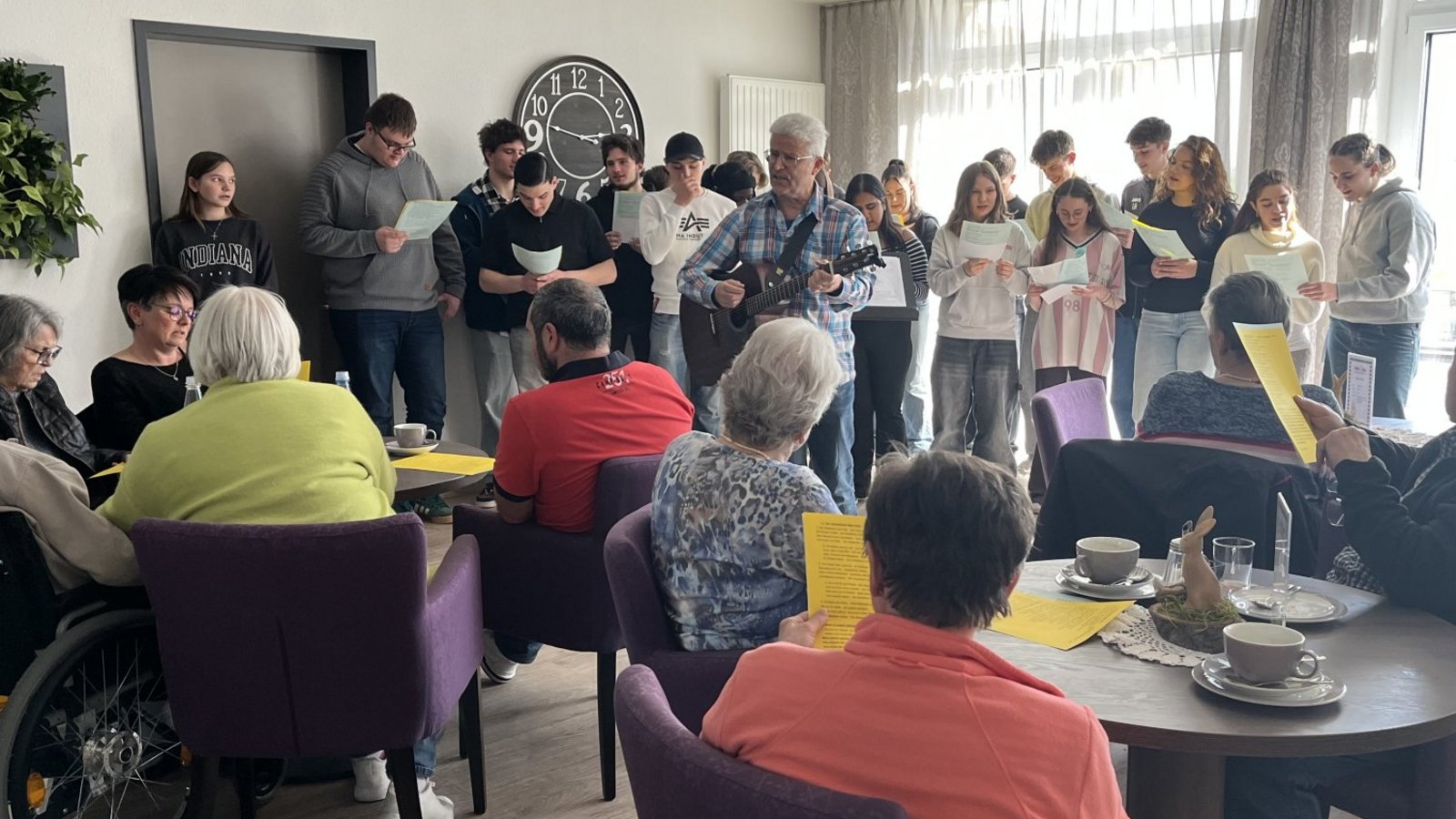 Kirbachschüler und Schulleiter Rainer Graef singen mit Gästen im Café L’ink.     Foto: Glemser