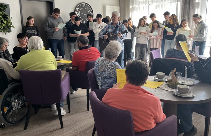 Kirbachschüler und Schulleiter Rainer Graef singen mit Gästen im Café L’ink.     <span class='image-autor'>Foto: Glemser</span>