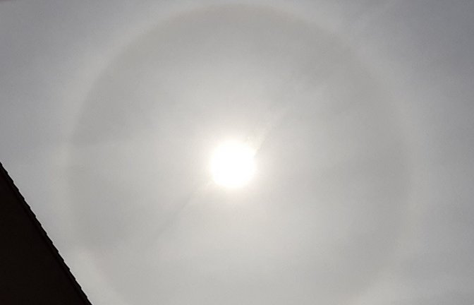 „Am Mittag habe ich zufällig diese phänomenale Erscheinung um die Sonne am Himmel in Nussdorf entdeckt. Wie ein runder Regenbogen, man nennt das auch Halo“, schreibt uns Sabine Klein zu ihrem Foto vom Montag. Das Wort „Halo“ stammt aus dem Griechischen (halos) und heißt so viel wie Scheibe, schreibt der Deutsche Wetterdienst. Halo bezeichne eine Gruppe optischer Erscheinungen von Ringen, Bögen, Flecken oder Säulen, die durch Reflexion (Spiegelung) und Refraktion (Brechung) von Licht an in der Luft schwebenden Eiskristallen entstehen, wie sie in Cirrus- oder Cirrostratuswolken in einer Höhe von acht bis zwölf Kilometer vorkommen. Diese Halo-Erscheinung sei am Montag über weiten Teilen Süddeutschlands zu sehen gewesen, berichtet Frank Kahl vom DWD auf VKZ-Nachfrage, „wir im Norden hatten ihn nicht“, fügt er fast wehmütig an. Solche Halos kündigen in der Regel Niederschlag an.