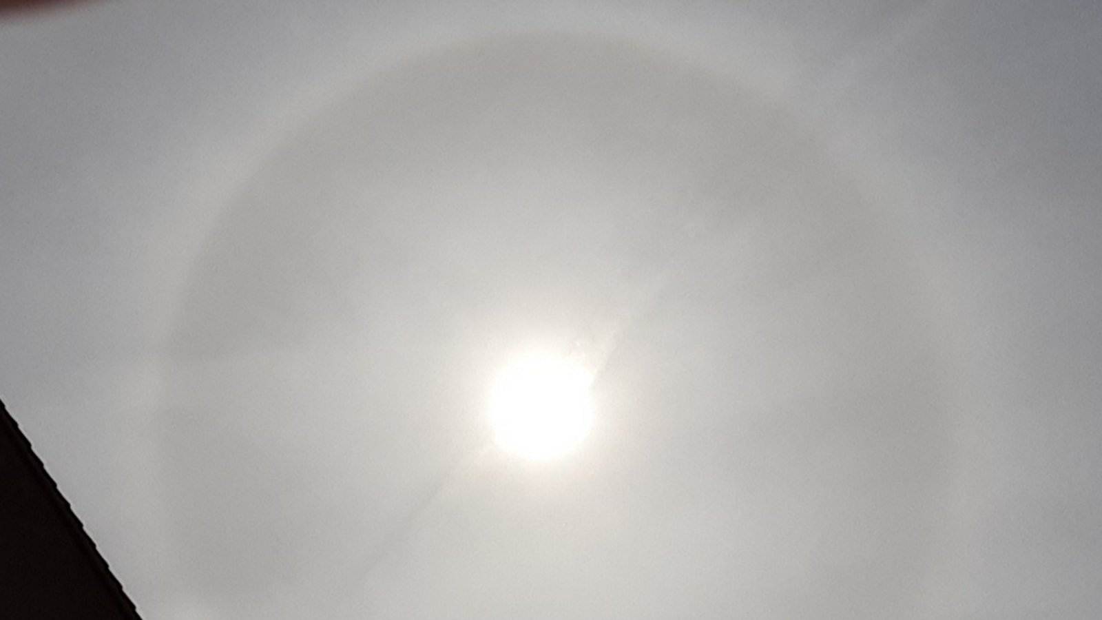 „Am Mittag habe ich zufällig diese phänomenale Erscheinung um die Sonne am Himmel in Nussdorf entdeckt. Wie ein runder Regenbogen, man nennt das auch Halo“, schreibt uns Sabine Klein zu ihrem Foto vom Montag. Das Wort „Halo“ stammt aus dem Griechischen (halos) und heißt so viel wie Scheibe, schreibt der Deutsche Wetterdienst. Halo bezeichne eine Gruppe optischer Erscheinungen von Ringen, Bögen, Flecken oder Säulen, die durch Reflexion (Spiegelung) und Refraktion (Brechung) von Licht an in der Luft schwebenden Eiskristallen entstehen, wie sie in Cirrus- oder Cirrostratuswolken in einer Höhe von acht bis zwölf Kilometer vorkommen. Diese Halo-Erscheinung sei am Montag über weiten Teilen Süddeutschlands zu sehen gewesen, berichtet Frank Kahl vom DWD auf VKZ-Nachfrage, „wir im Norden hatten ihn nicht“, fügt er fast wehmütig an. Solche Halos kündigen in der Regel Niederschlag an. „Am Mittag habe ich zufällig diese phänomenale Erscheinung um die Sonne am Himmel in Nussdorf entdeckt. Wie ein runder Regenbogen, man nennt das auch Halo“, schreibt uns Sabine Klein zu ihrem Foto vom Montag. Das Wort „Halo“ stammt aus dem Griechischen (halos) und heißt so viel wie Scheibe, schreibt der Deutsche Wetterdienst. Halo bezeichne eine Gruppe optischer Erscheinungen von Ringen, Bögen, Flecken oder Säulen, die durch Reflexion (Spiegelung) und Refraktion (Brechung) von Licht an in der Luft schwebenden Eiskristallen entstehen, wie sie in Cirrus- oder Cirrostratuswolken in einer Höhe von acht bis zwölf Kilometer vorkommen. Diese Halo-Erscheinung sei am Montag über weiten Teilen Süddeutschlands zu sehen gewesen, berichtet Frank Kahl vom DWD auf VKZ-Nachfrage, „wir im Norden hatten ihn nicht“, fügt er fast wehmütig an. Solche Halos kündigen in der Regel Niederschlag an.