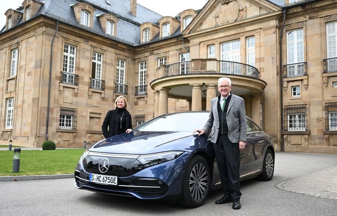 Erst im Jahr 2022 übernahm der damalige Ministerpräsident Winfried Kretschmann (Grüne) ein Elektroauto von Mercedes als Dienstwagen. Geliefert wurde der von der damaligen Mercedes-Vertriebsvorständin Britta Seeger höchstpersönlich.<span class='image-autor'>Bernd Weißbrod/dpa</span>