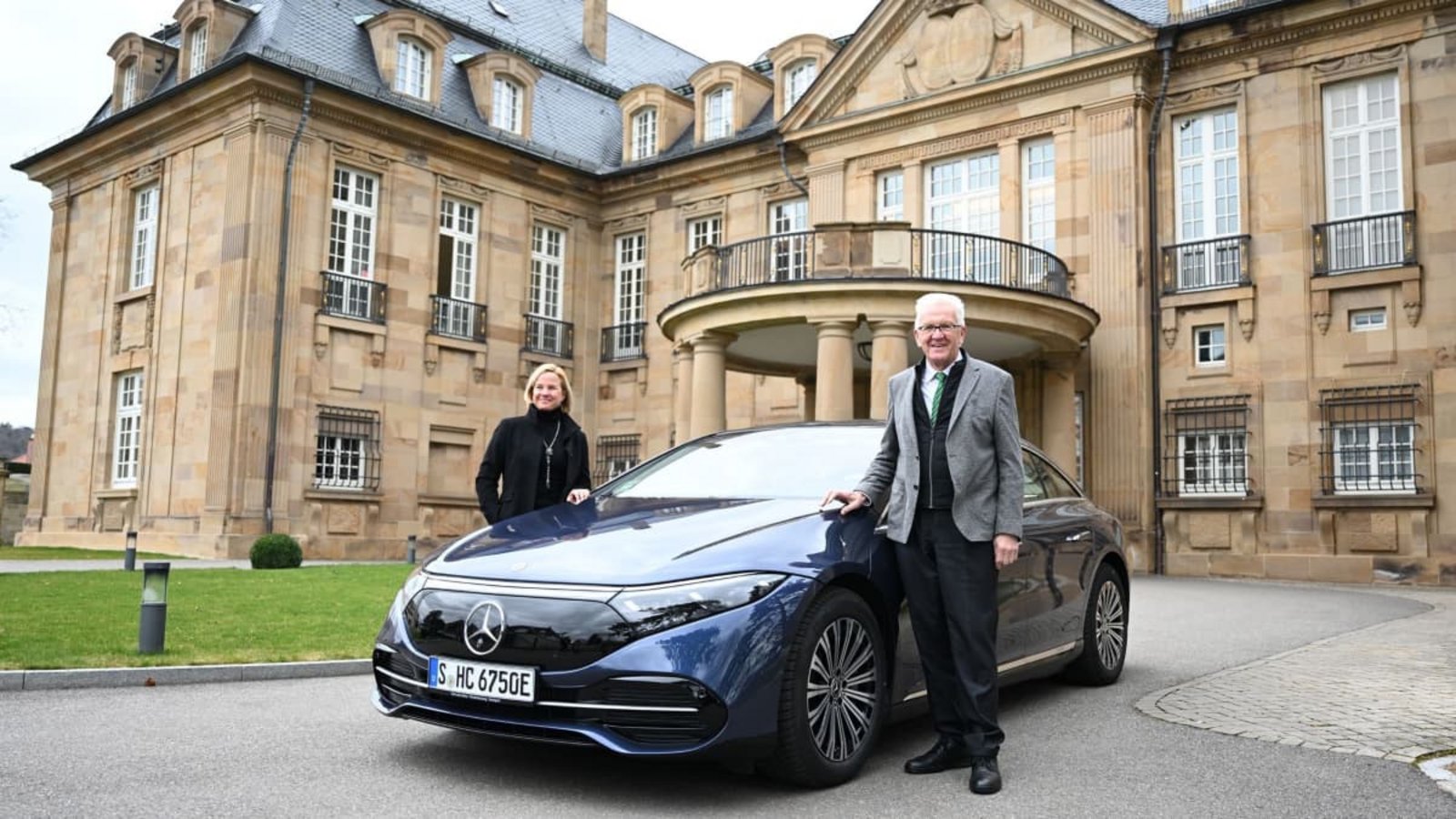 Erst im Jahr 2022 übernahm der damalige Ministerpräsident Winfried Kretschmann (Grüne) ein Elektroauto von Mercedes als Dienstwagen. Geliefert wurde der von der damaligen Mercedes-Vertriebsvorständin Britta Seeger höchstpersönlich.Bernd Weißbrod/dpa Erst im Jahr 2022 übernahm der damalige Ministerpräsident Winfried Kretschmann (Grüne) ein Elektroauto von Mercedes als Dienstwagen. Geliefert wurde der von der damaligen Mercedes-Vertriebsvorständin Britta Seeger höchstpersönlich.Bernd Weißbrod/dpa