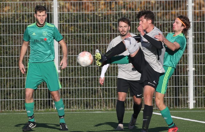 Max Schneider (rechts) versucht mit einem großen Schritt, an den Ball zu kommen. Am Samstag geht es für den SV Iptingen gegen den VfL Gemmrigheim. <span class='image-autor'>Foto: Küppers</span>