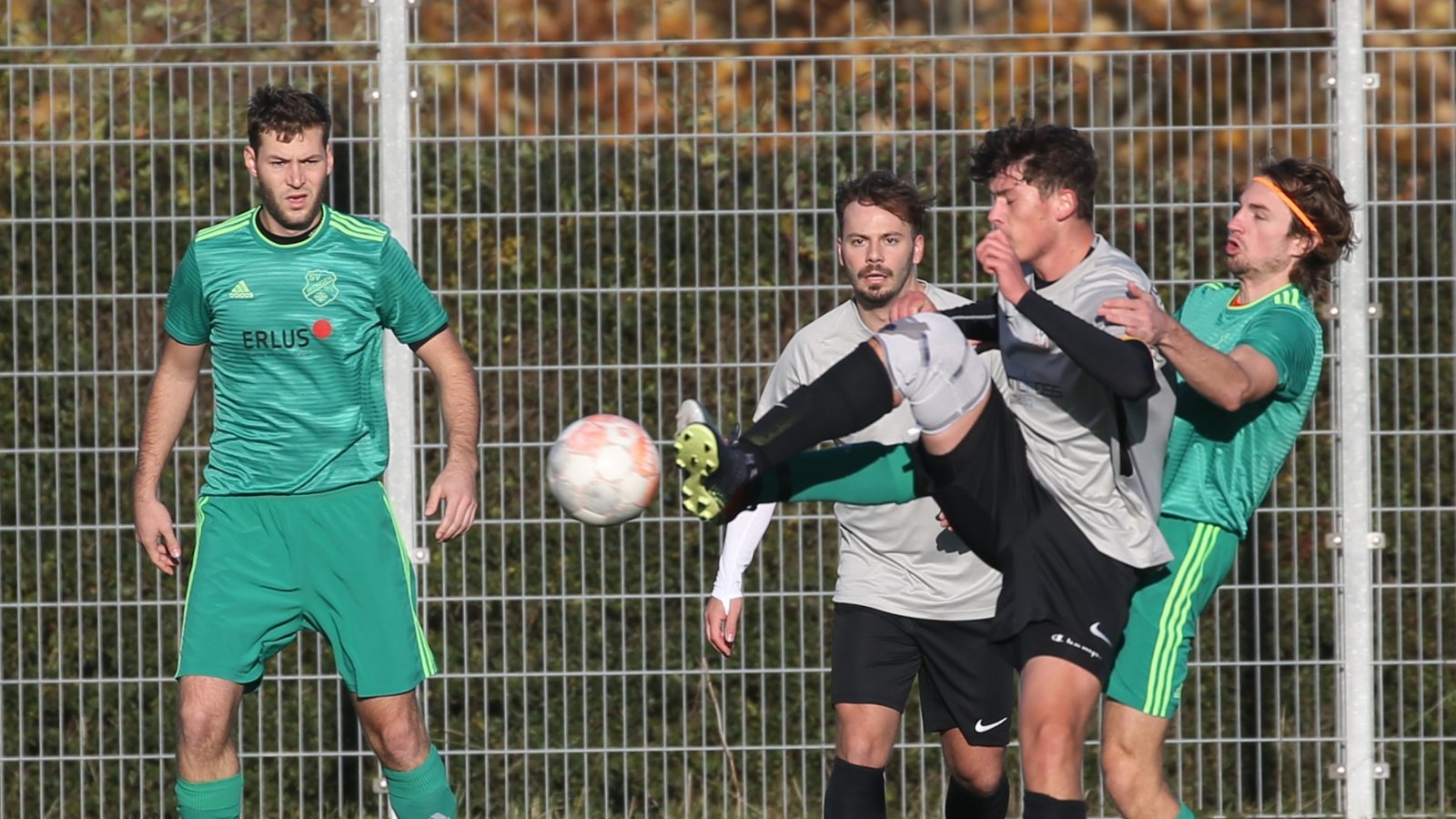Max Schneider (rechts) versucht mit einem großen Schritt, an den Ball zu kommen. Am Samstag geht es für den SV Iptingen gegen den VfL Gemmrigheim. Foto: Küppers Max Schneider (rechts) versucht mit einem großen Schritt, an den Ball zu kommen. Am Samstag geht es für den SV Iptingen gegen den VfL Gemmrigheim. Foto: Küppers
