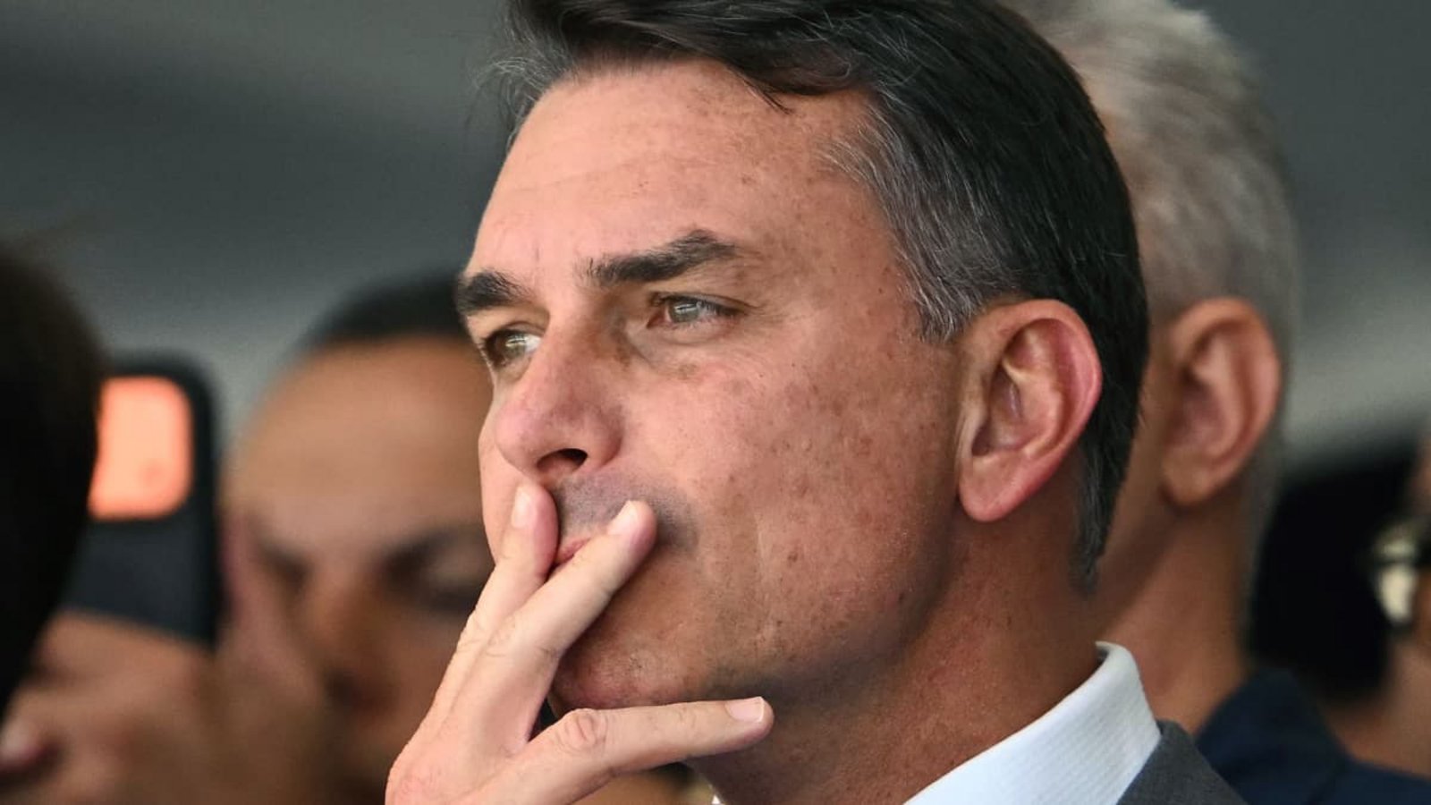 Senator Flavio Bolsonaro soll mit einem italienischen Pass aus Brasilien ausgereist sein – die Justiz ermittelt gegen ihn.MAURO PIMENTEL/afp Senator Flavio Bolsonaro soll mit einem italienischen Pass aus Brasilien ausgereist sein – die Justiz ermittelt gegen ihn.MAURO PIMENTEL/afp