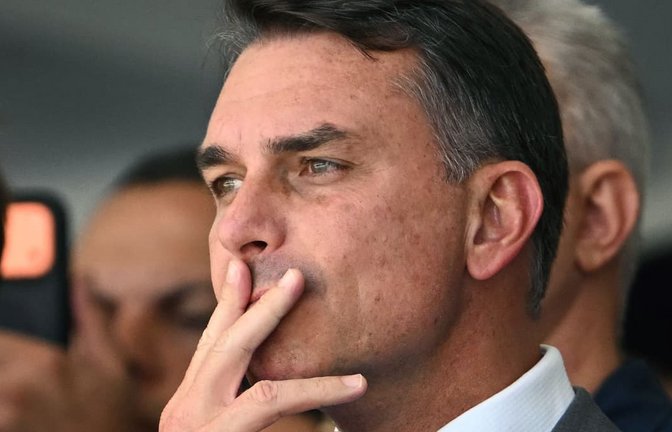 Senator Flavio Bolsonaro soll mit einem italienischen Pass aus Brasilien ausgereist sein – die Justiz ermittelt gegen ihn.<span class='image-autor'>MAURO PIMENTEL/afp</span>