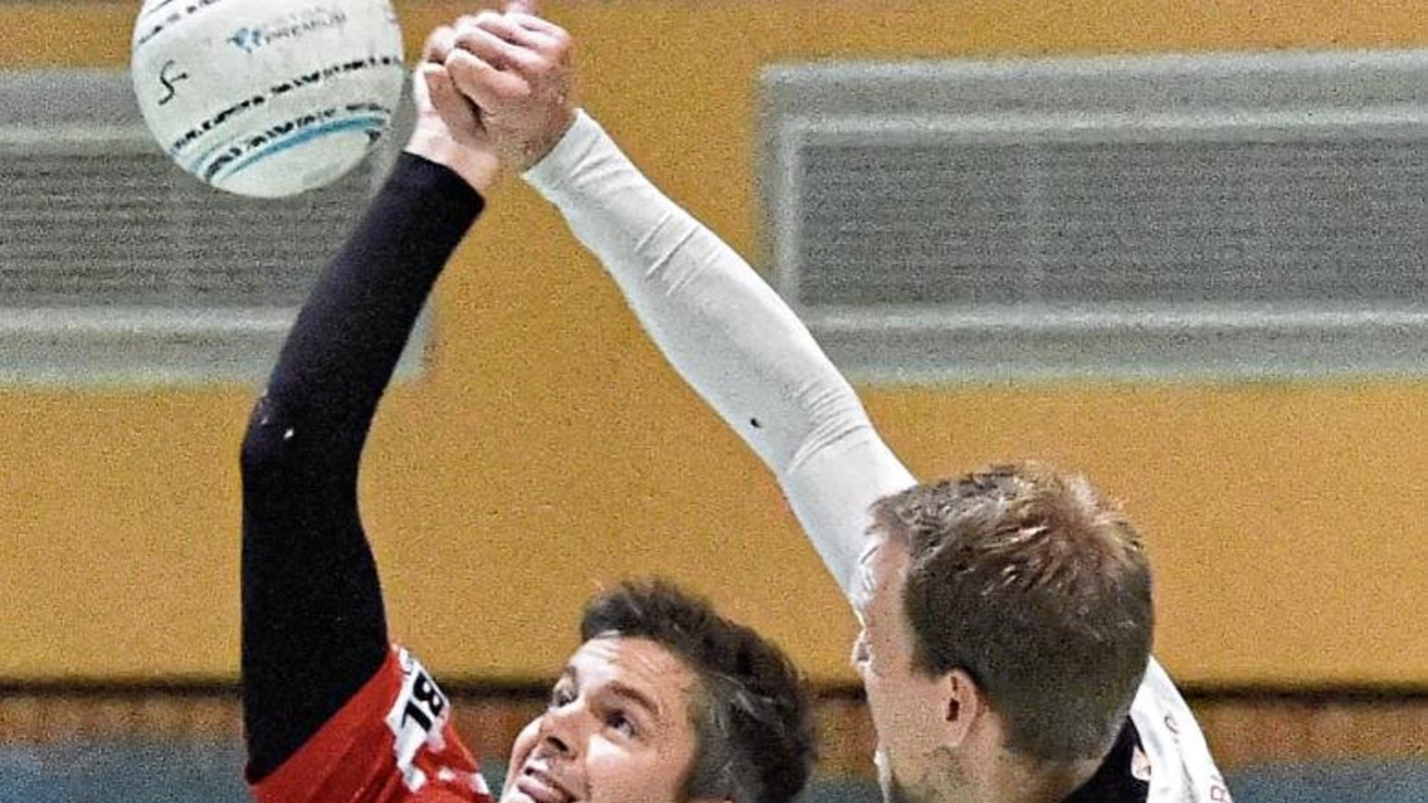 Haben sich an der Leine ein spannendes Duell geliefert: TVV-Hauptangreifer Kolja Meyer (links) und Offenburgs Stefan Konprecht Foto: Leitner Haben sich an der Leine ein spannendes Duell geliefert: TVV-Hauptangreifer Kolja Meyer (links) und Offenburgs Stefan Konprecht Foto: Leitner